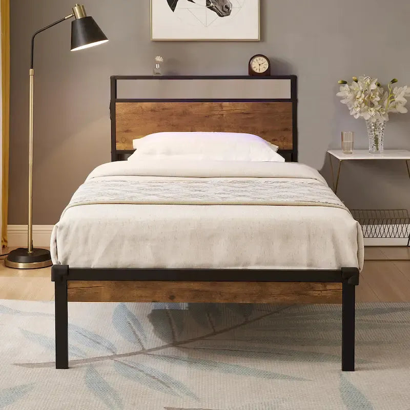 Lit double en métal avec tête et pied de lit en bois et port USB intégré