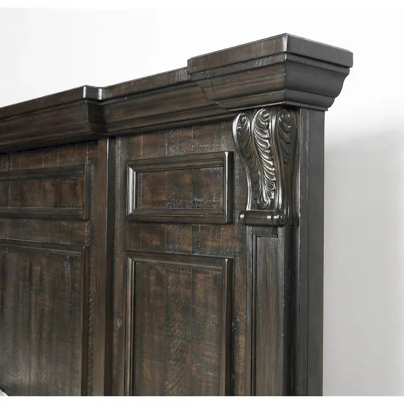 Lit, commode, miroir et deux tables de nuit en bois de noyer foncé vieilli