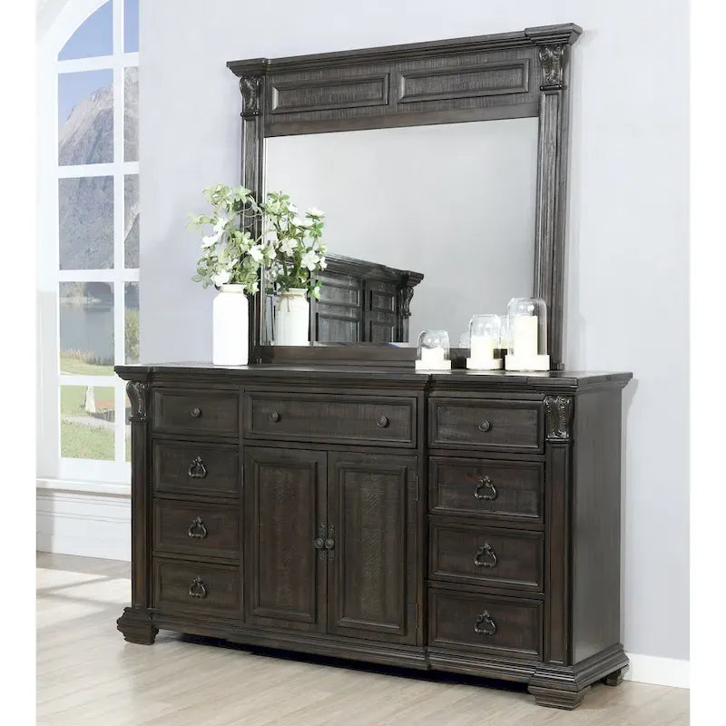 Lit, commode, miroir et deux tables de nuit en bois de noyer foncé vieilli