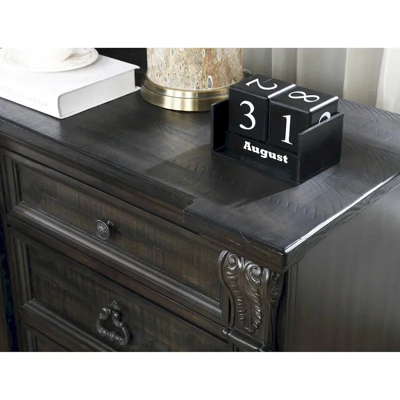 Lit, commode, miroir et deux tables de nuit en bois de noyer foncé vieilli